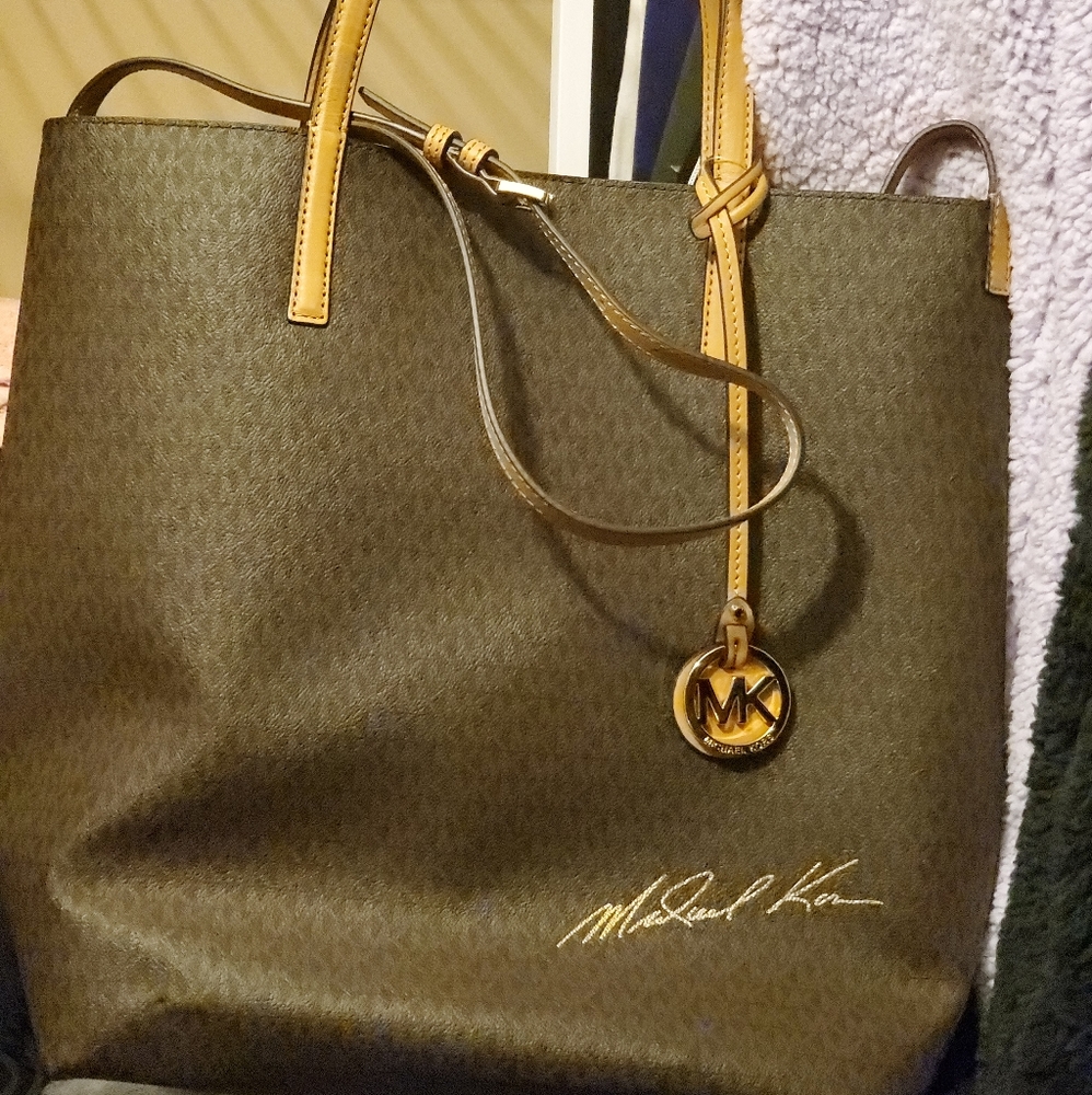 Michael Kors Hayley Signature Conv Tote.